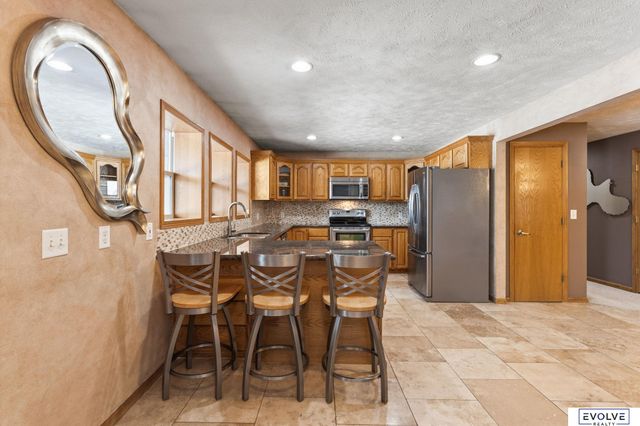 939 S 89th Street, Omaha, NE 68114