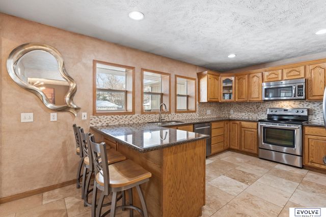 939 S 89th Street, Omaha, NE 68114