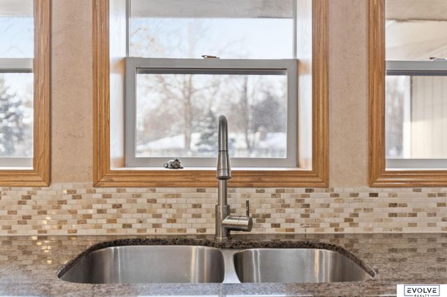 939 S 89th Street, Omaha, NE 68114