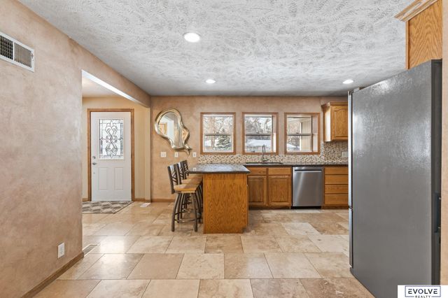 939 S 89th Street, Omaha, NE 68114