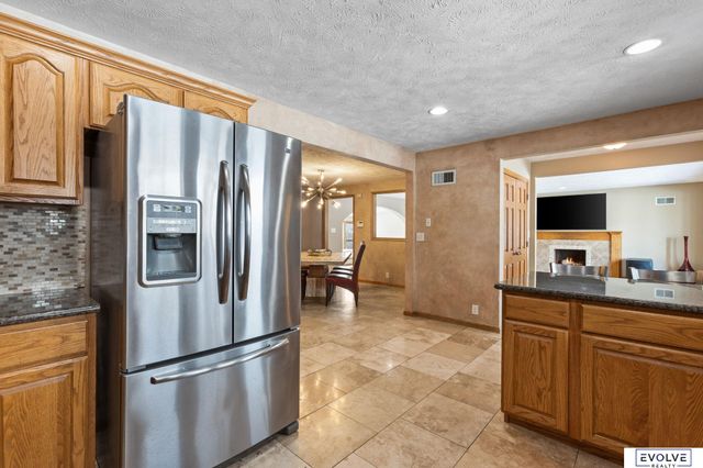 939 S 89th Street, Omaha, NE 68114