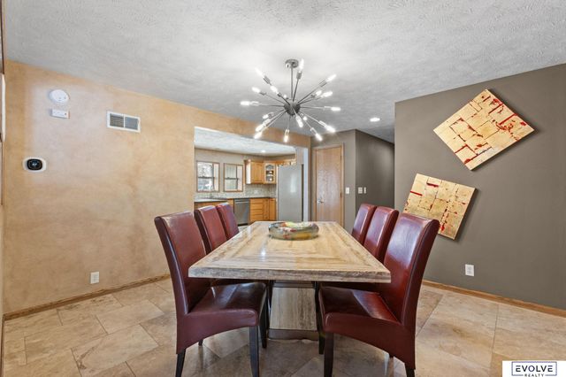 939 S 89th Street, Omaha, NE 68114