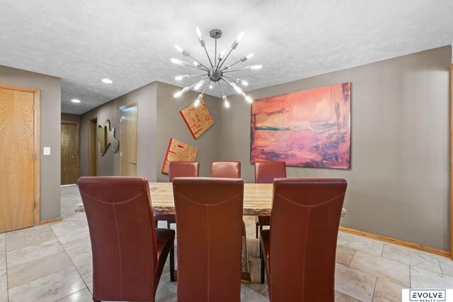 939 S 89th Street, Omaha, NE 68114