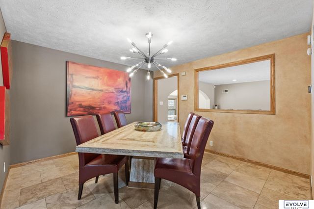 939 S 89th Street, Omaha, NE 68114