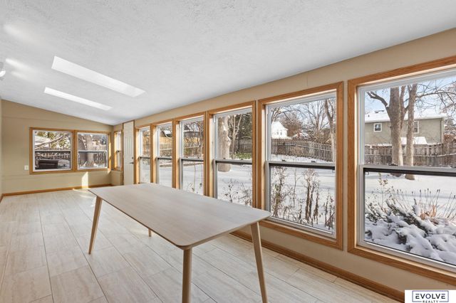 939 S 89th Street, Omaha, NE 68114