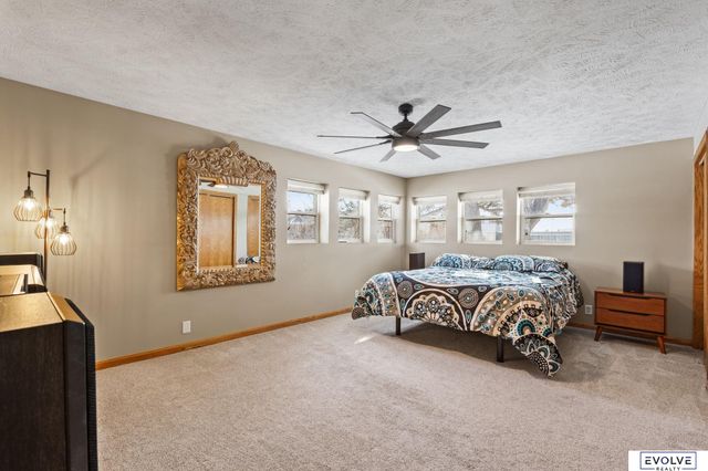 939 S 89th Street, Omaha, NE 68114