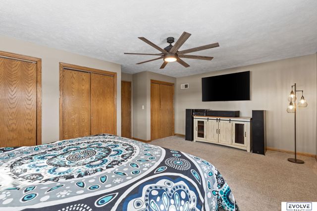 939 S 89th Street, Omaha, NE 68114