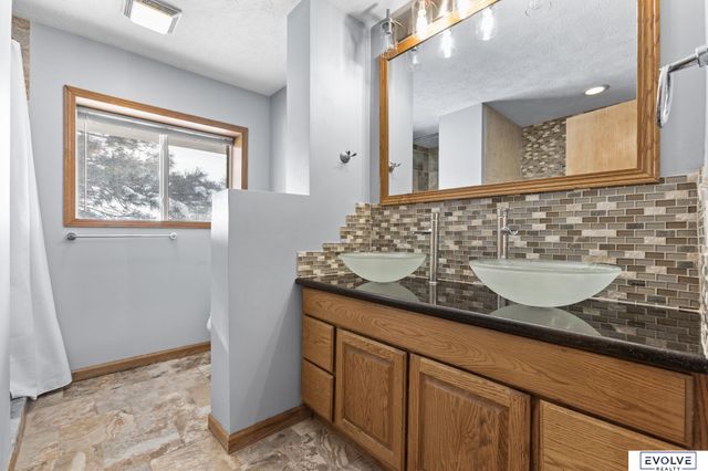 939 S 89th Street, Omaha, NE 68114