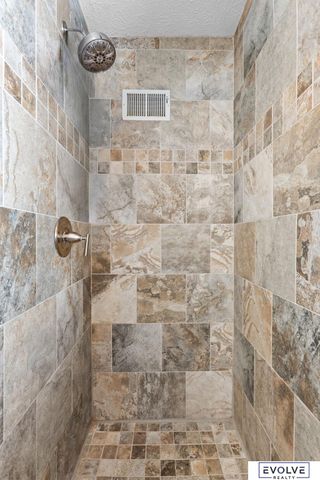 939 S 89th Street, Omaha, NE 68114