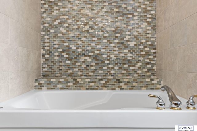 939 S 89th Street, Omaha, NE 68114