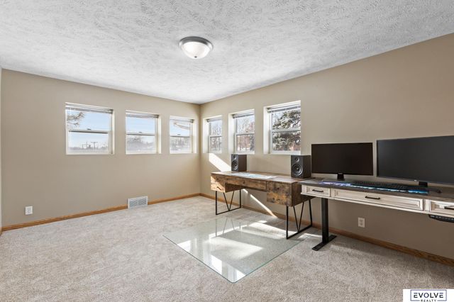 939 S 89th Street, Omaha, NE 68114