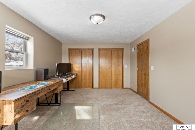 939 S 89th Street, Omaha, NE 68114