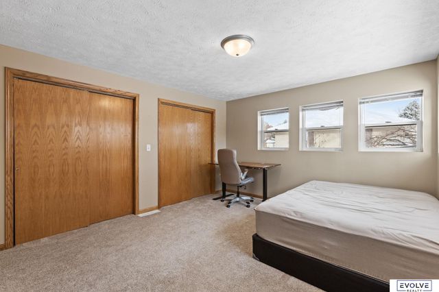 939 S 89th Street, Omaha, NE 68114