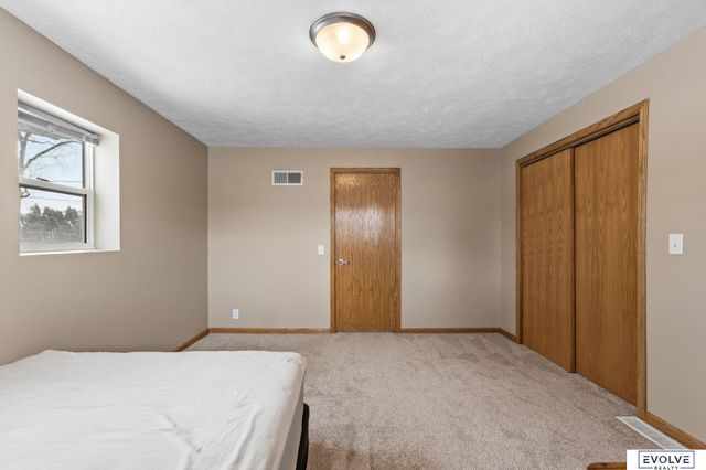 939 S 89th Street, Omaha, NE 68114