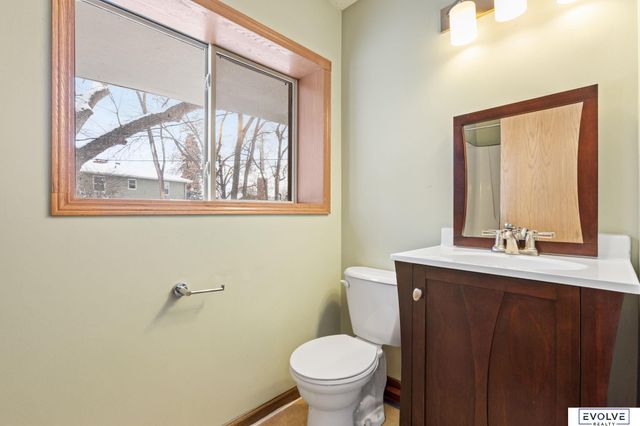 939 S 89th Street, Omaha, NE 68114