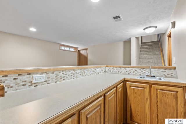 939 S 89th Street, Omaha, NE 68114