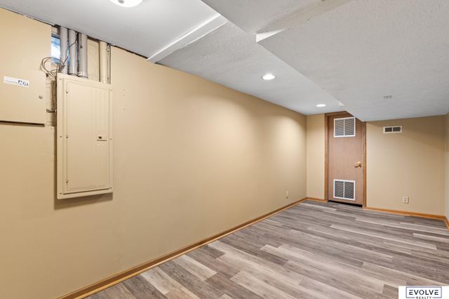 939 S 89th Street, Omaha, NE 68114