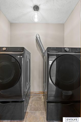 939 S 89th Street, Omaha, NE 68114