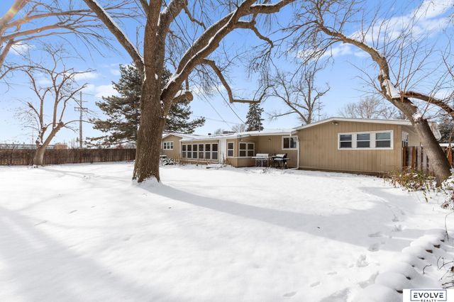 939 S 89th Street, Omaha, NE 68114