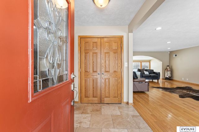 939 S 89th Street, Omaha, NE 68114