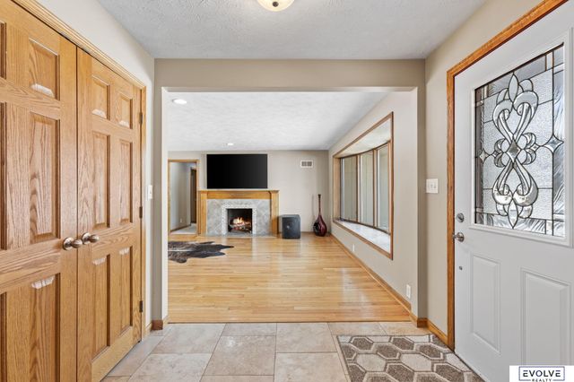 939 S 89th Street, Omaha, NE 68114