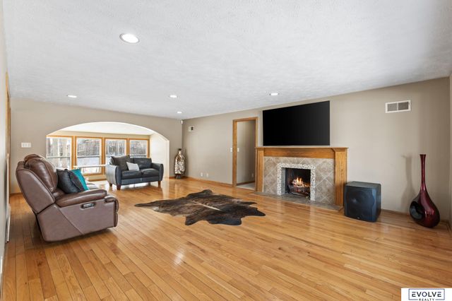 939 S 89th Street, Omaha, NE 68114