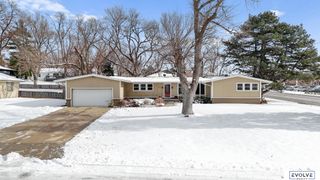 939 S 89th Street, Omaha, NE 68114