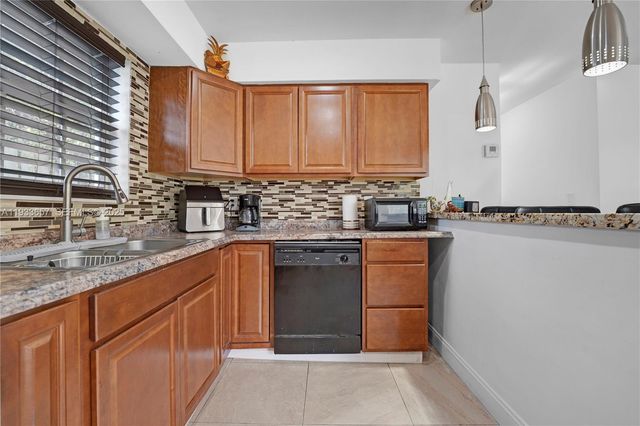 6841 Raleigh St, Hollywood, FL 33024