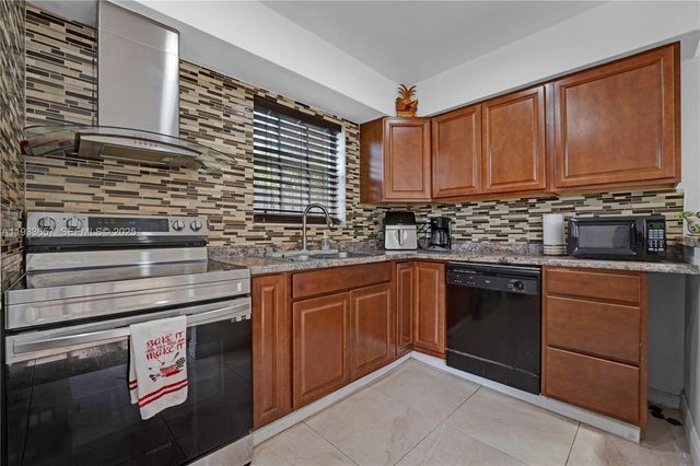 6841 Raleigh St, Hollywood, FL 33024