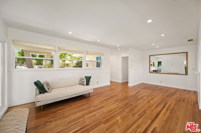 10900 Whitaker Avenue, Granada Hills (los Angeles), CA 91344