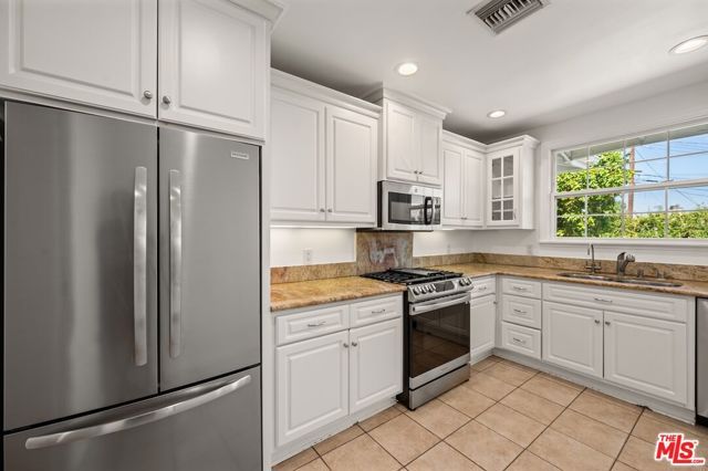 10900 Whitaker Avenue, Granada Hills (los Angeles), CA 91344