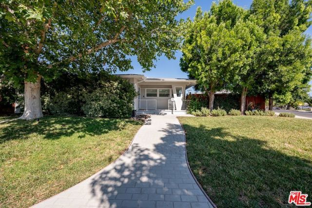 10900 Whitaker Avenue, Granada Hills (los Angeles), CA 91344