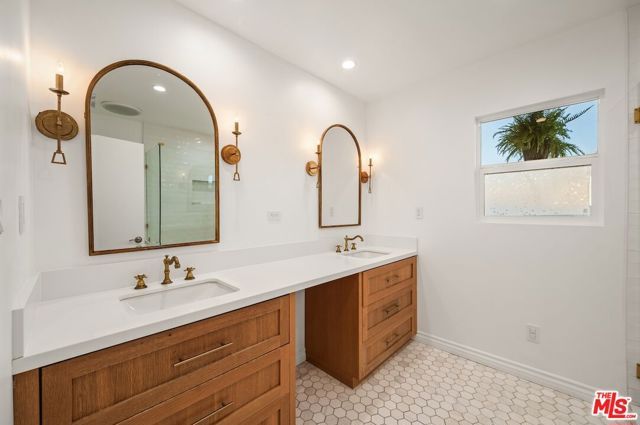 10900 Whitaker Avenue, Granada Hills (los Angeles), CA 91344