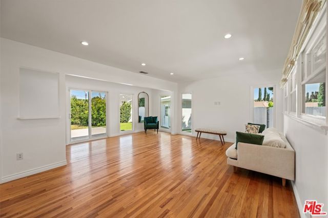 10900 Whitaker Avenue, Granada Hills (los Angeles), CA 91344