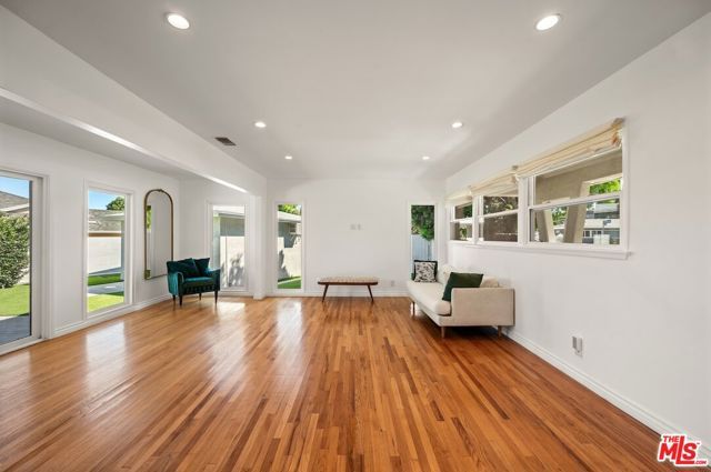 10900 Whitaker Avenue, Granada Hills (los Angeles), CA 91344