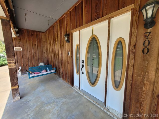 700 N Maytubby Street, Kingston, OK 73439