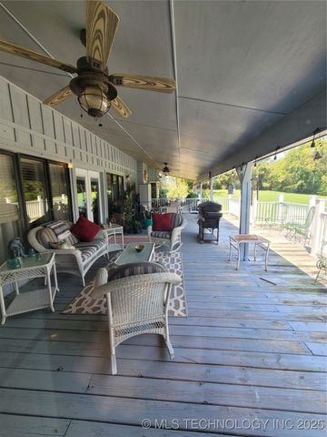 700 N Maytubby Street, Kingston, OK 73439