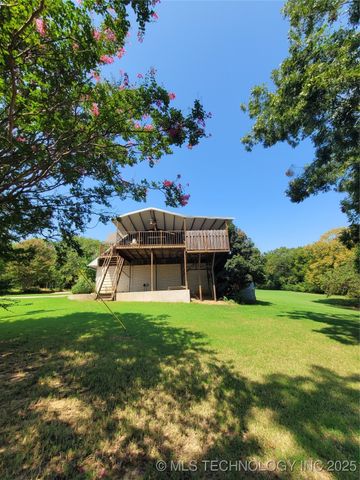 700 N Maytubby Street, Kingston, OK 73439