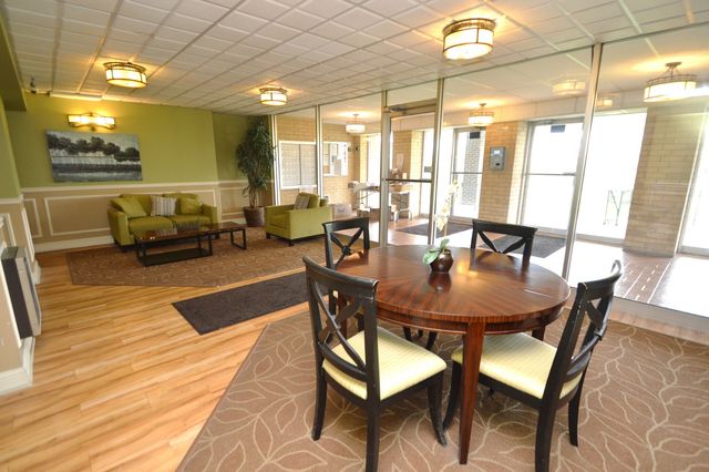 5400 Walnut Avenue 111, Downers Grove, IL 60515
