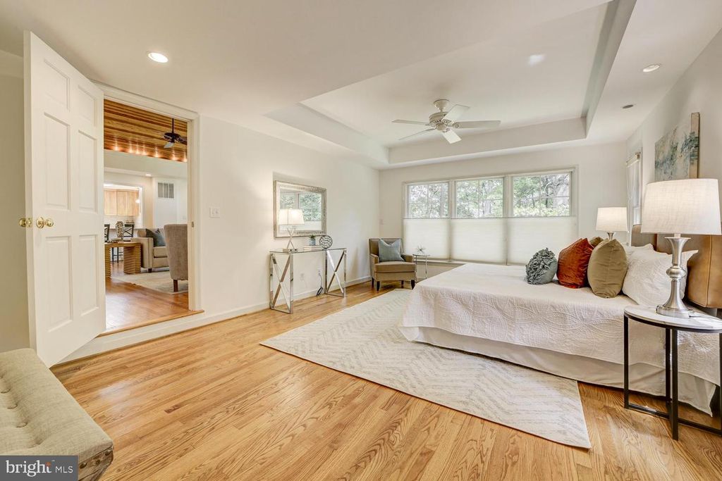 Image 18 of property listing at 503 MCCAULEY ST, Washington Grove, MD 20880