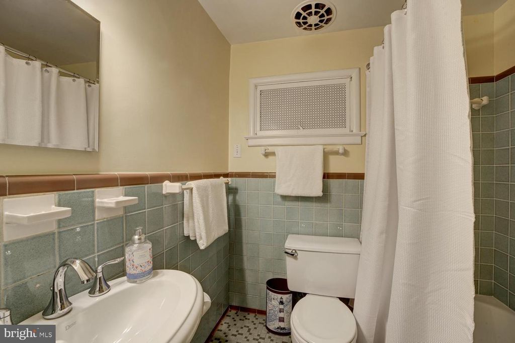 Image 24 of property listing at 503 MCCAULEY ST, Washington Grove, MD 20880