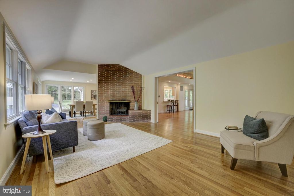 Image 4 of property listing at 503 MCCAULEY ST, Washington Grove, MD 20880