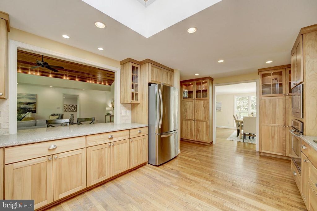 Image 7 of property listing at 503 MCCAULEY ST, Washington Grove, MD 20880