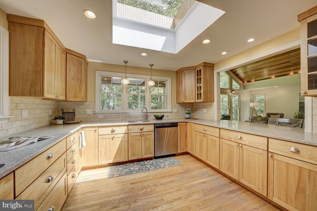 Image 9 of property listing at 503 MCCAULEY ST, Washington Grove, MD 20880