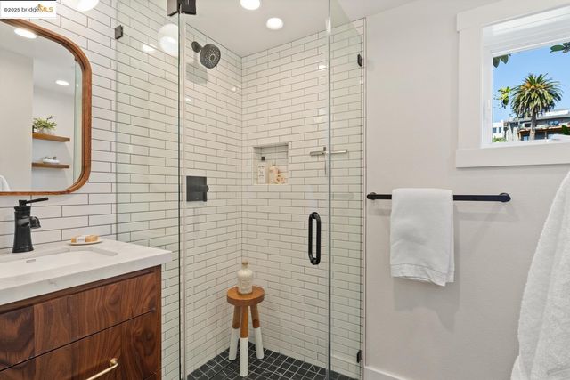 667 Mandana Blvd, Oakland, CA 94610