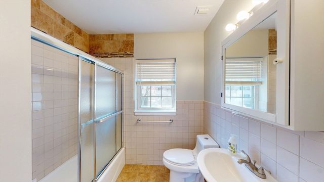 137 Lake Shore Rd 4, Boston, MA 02135