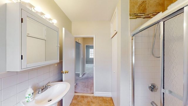 137 Lake Shore Rd 4, Boston, MA 02135