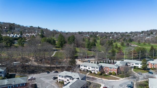 137 Lake Shore Rd 4, Boston, MA 02135