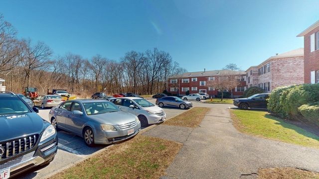 137 Lake Shore Rd 4, Boston, MA 02135