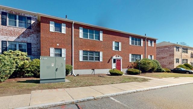 137 Lake Shore Rd 4, Boston, MA 02135